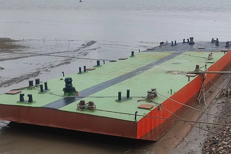 Comment une barge ponton améliore-t-elle la construction maritime et le transport de marchandises ?
