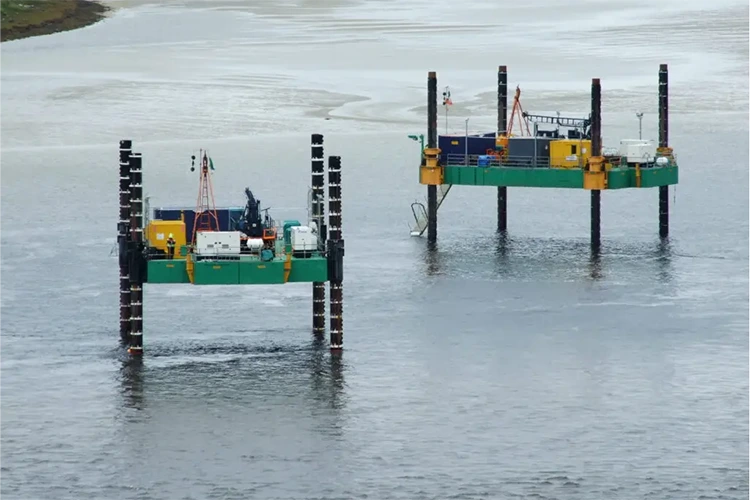 Plateforme auto-élévatrice d'exploration géologique