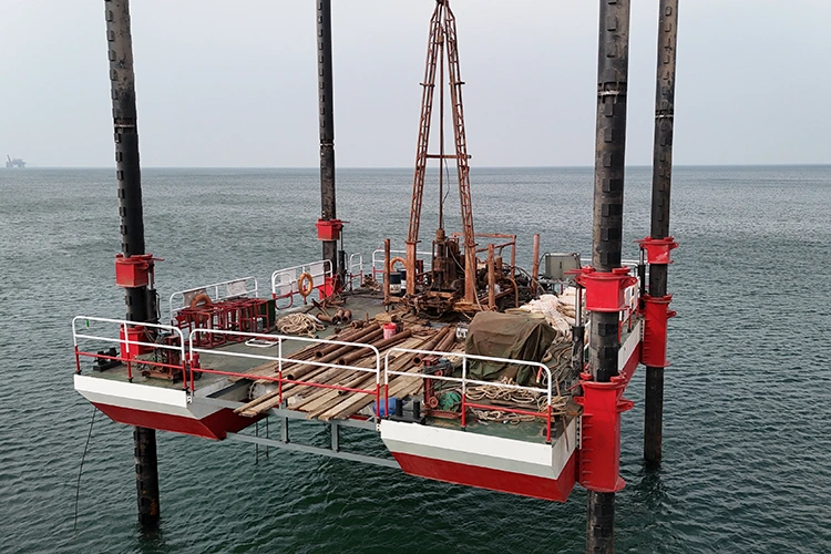 Plateforme auto-élévatrice de maintenance