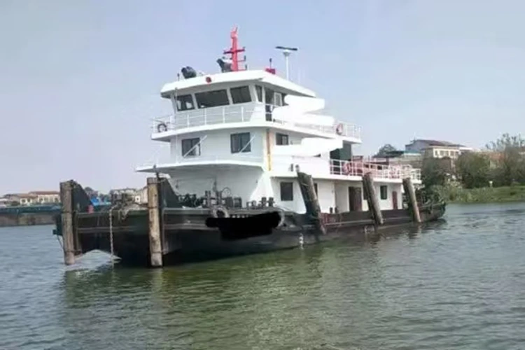 Remorqueur à hélice arrière verticale